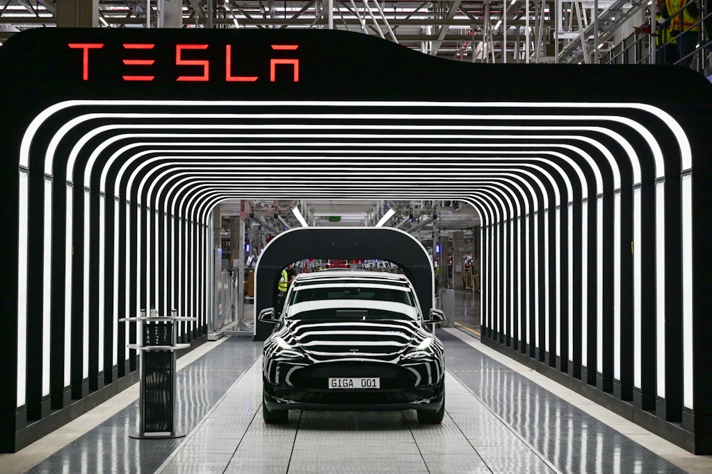 Ein Elektrofahrzeug vom Model Y steht zur Eröffnung der Tesla-Gigafactory Berlin Brandenburg auf einem Band.