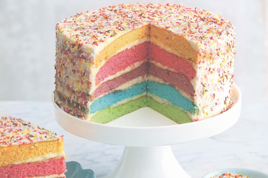 Von Oma mit Liebe: Regenbogen-Torten sind besonders an Kindergeburtstagen sehr beliebt.