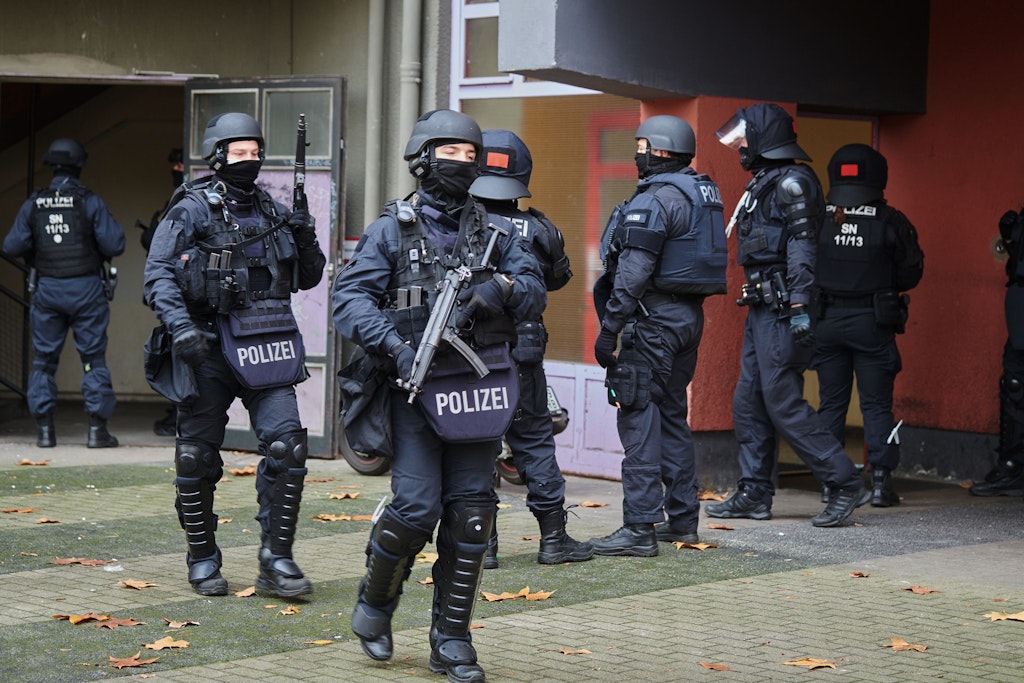 Bewaffnete Spezialeinheiten der Polizei durchkämmen ein Berliner Wohnhaus (Symbolfoto).