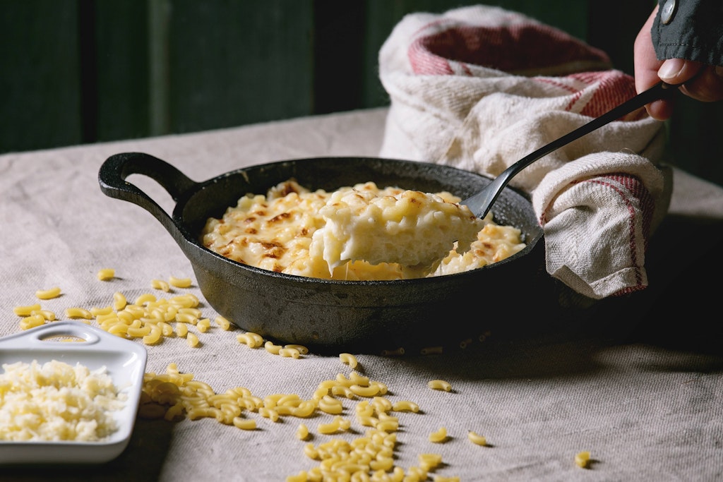 Leckeres Mac and Cheese lässt uns sofort an die USA denken. Zu Recht: Der Käse-Nudel-Auflauf ist in den Staaten bei Groß und Klein beliebt.