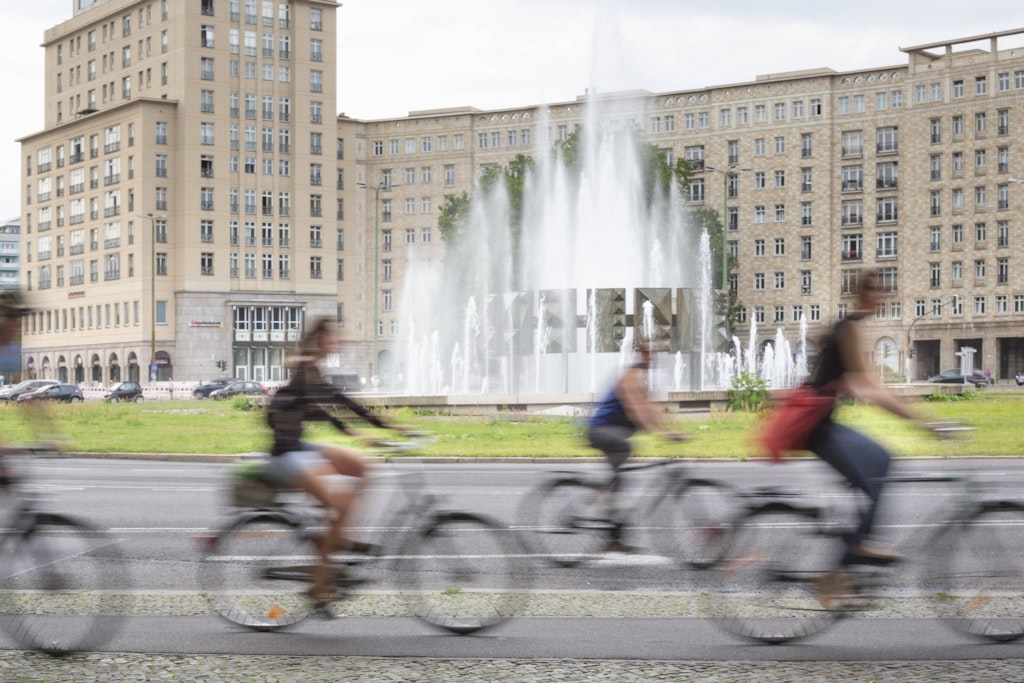 Radfahrer auf dem Radweg am Strausberger Platz (Symbolfoto). Auf einer neuen Schnell-Strecke durch die Stadt sollen Radfahrer ab 2030 noch besser vorankommen.