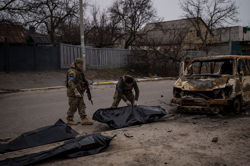 Ukrainische Soldaten bergen die Überreste von vier getöteten Zivilisten in Butscha.