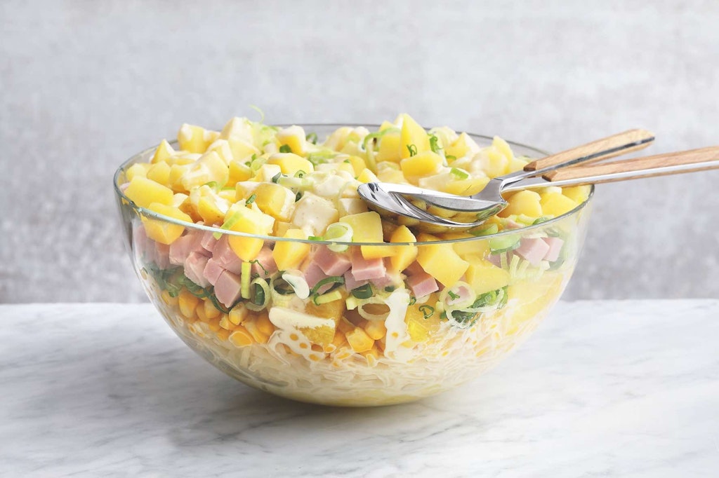 Schichtsalat lässt sich super vorbereiten - wir verraten das beste Rezept!