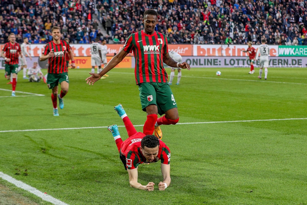 Torjubelsprung von Augsburg Ruben Vargas. ER machte den 2:1-Siegtreffer im Nachholspiel gegen Mainz.