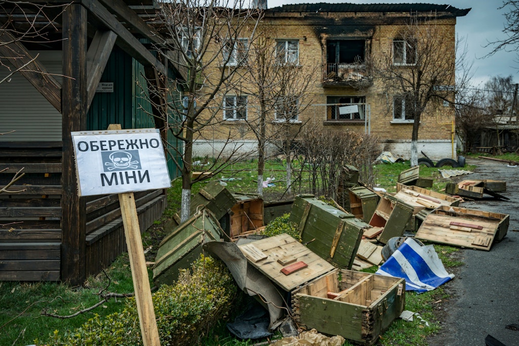 Ein Schild warnt vor Minen in Borodjanka, die die russischen Truppen zurückgelassen haben.