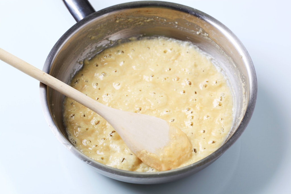 Das Mehl und die Butter sorgen für die Cremige Konsistenz der Soße