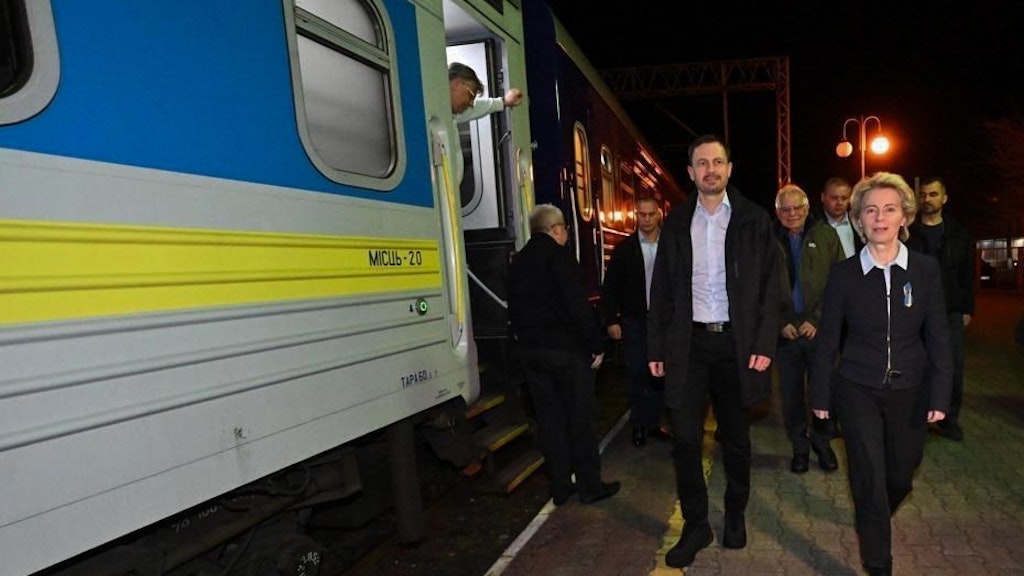 EU-Kommissionspräsidentin Ursula von der Leyen (r) geht auf dem Bahnsteig in Przemysl, um in den Zug nach Kiew, Ukraine, zu steigen. Sie will dort den ukrainischen Präsidenten Wolodymyr Selenskyj treffen.
