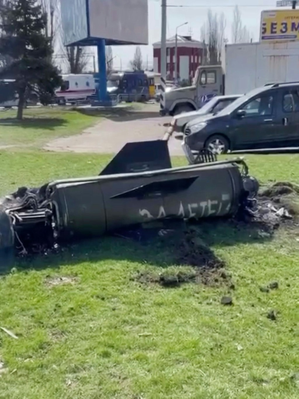 Ein Geschoss am Bahnhof von Kramatorsk – „für die Kinder“ steht auf Russisch darauf geschrieben.