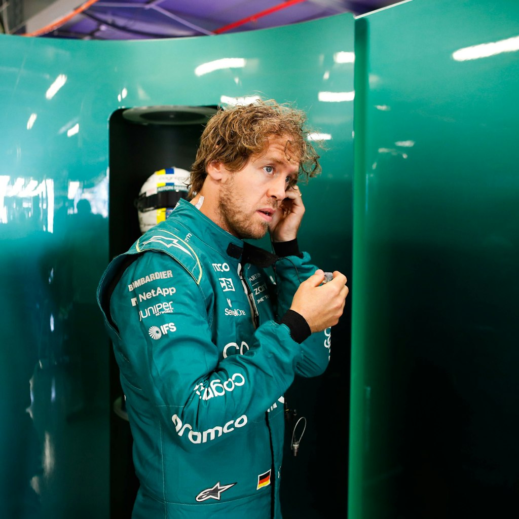 Sebastian Vettel mit sorgenvoller Miene. Sein Aston Martin stottert nur.
