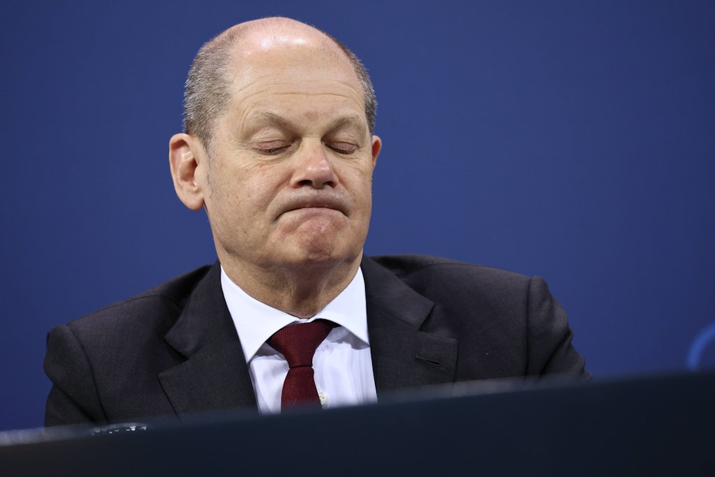 Bundeskanzler Olaf Scholz gibt den Impfpflicht-Vorstoß zerknirscht auf.