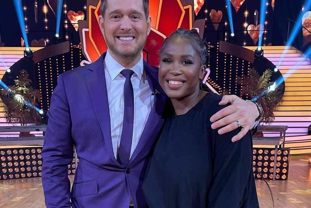Michael Bublé mit der Jurorin Motsi Mabuse auf der Bühne der „Let's Dance“-Show