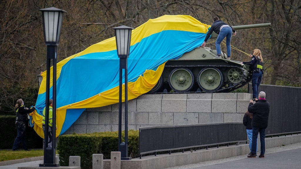 Am 30. März wurden von Unbekannten die Panzer am Sowjetischen Ehrenmal im Tiergarten mit ukrainischen Flaggen verhüllt.
