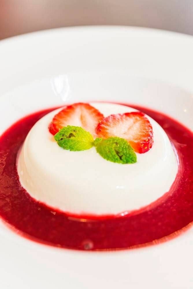 Tolles Rezept für Panna Cotta mit Erdbeerpüree: Der Klassiker aus ...