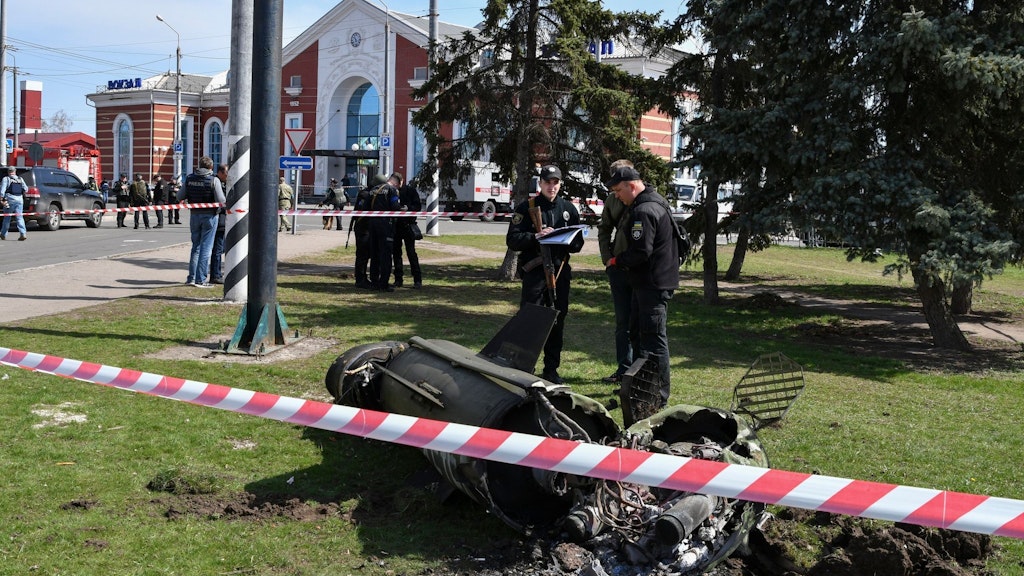 Ukrainische Soldaten neben Raketen-Trümmern am Bahnhof von Kramatorsk.