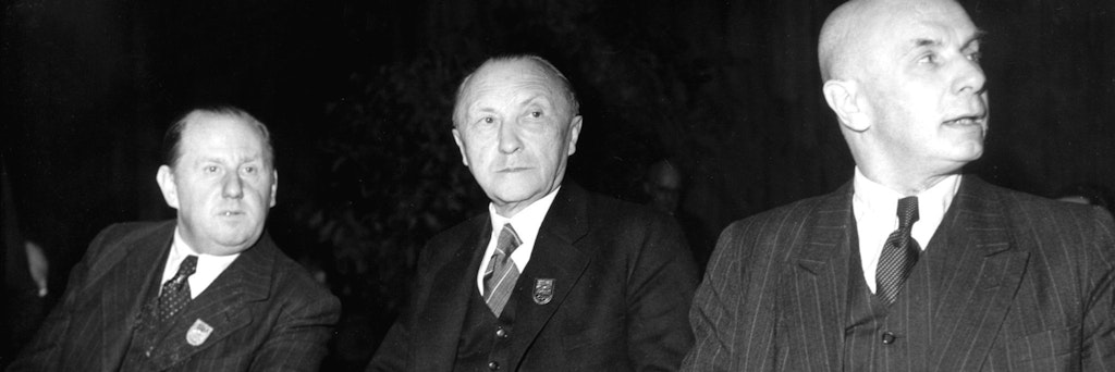 Aus Akten der Konrad-Adenauer-Stiftung geht hervor, dass der erste Kanzler der Bundesrepublik (Konrad Adenauer, Mitte, hier auf dem CDU-Gründungsparteitag mit Friedrich Holzapfel, links, und Jakob Kaiser) die SPD-Spitze mithilfe zweier Informanten ausspionieren ließ.