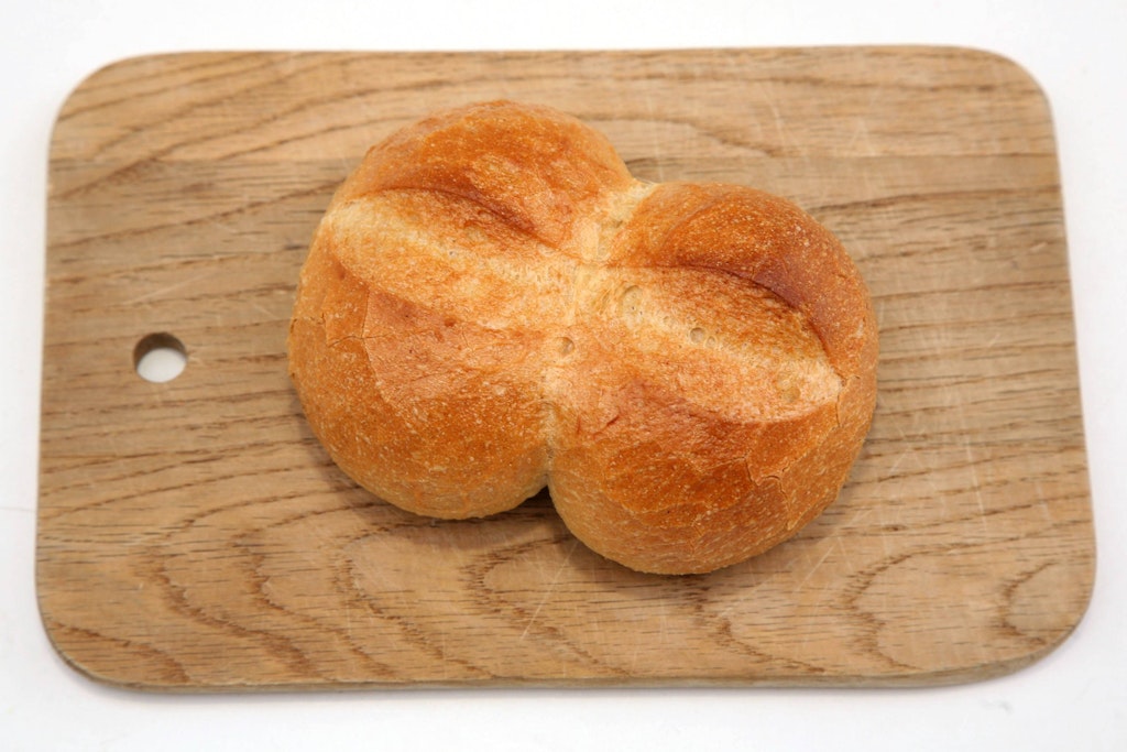 So kennt jeder im Osten die typische Doppel-Semmel. Die leckeren Brötchen lassen sich mit dem richtigen Rezept superleicht selbst herstellen.