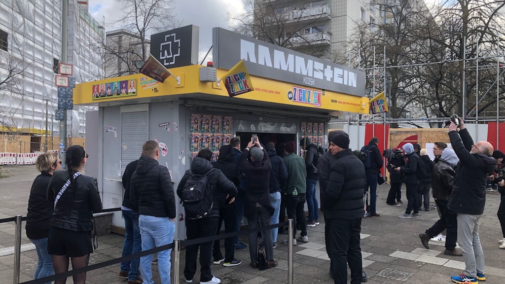 Lange Schlangen am Rammstein-Kiosk in Berlin-Mitte.
