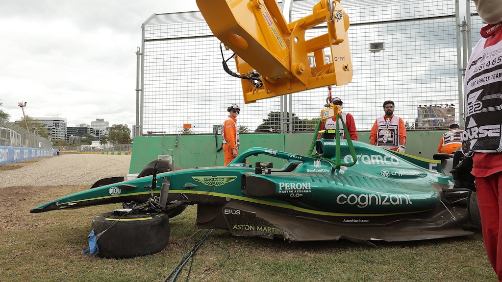 Für die Mechaniker von Aston Martin blieb nach dem Crash von Sebastian Vettel in Melbourne viel Arbeit.