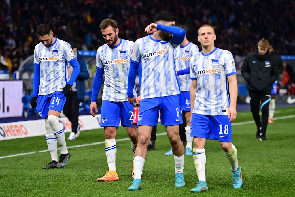 Hängende Köpfe, ernste Mienen! Die Hertha-Profis Belfodil, Tousart, Serdar und Ascacibar (v.l.) nach dem Abpfiff der Derby-Demütigung.