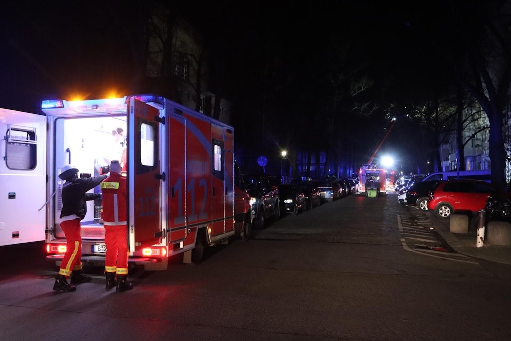 Die Feuerwehr war bei dem Brand in Tempelhof mit einem Großaufgebot im Einsatz. Eine Frau starb.