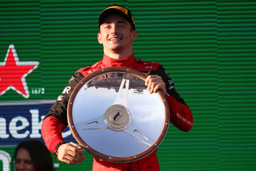 Extravagante Radkappe? Satellitenschüssel? Nee, Charles Leclerc zeigt nach dem Australien-GP stolz den Sieger-Pokal.