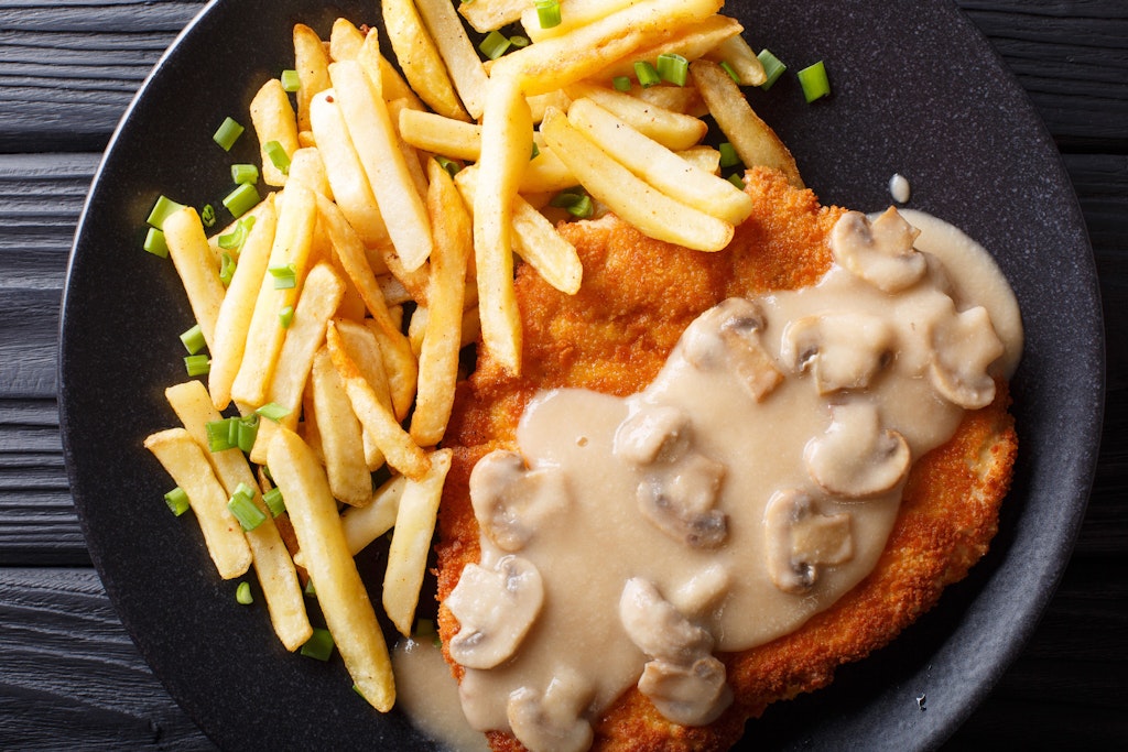 Schnitzel mit Champignon-Rahm ist ein echter Klassiker, schmeckt mit Kartoffelbrei oder Pommes Frites. Das Rezept sollten Sie unbedingt ausprobieren!