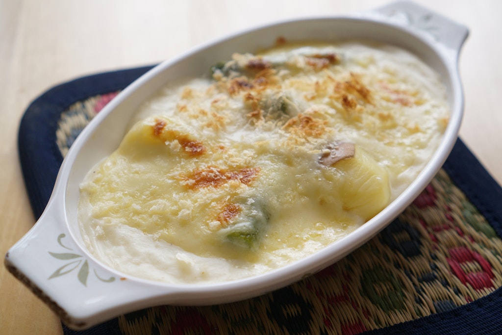 Ein leckerer Auflauf mit grünem Spargel und Zucchini.