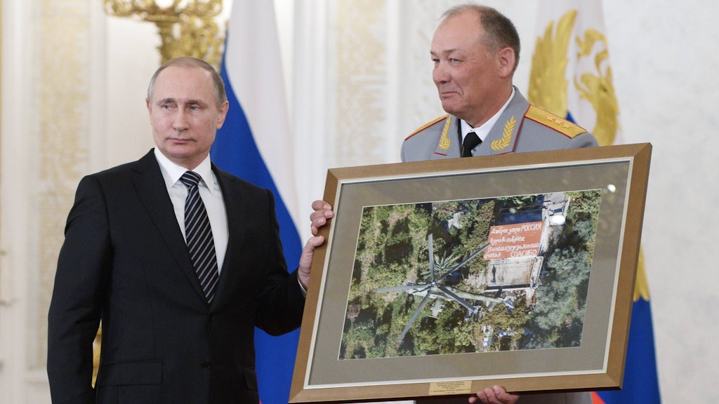 2016 zeichnete Kreml-Chef Wladimir Putin (l.) Alexander Dwornikow mit dem Heldenstatus aus.