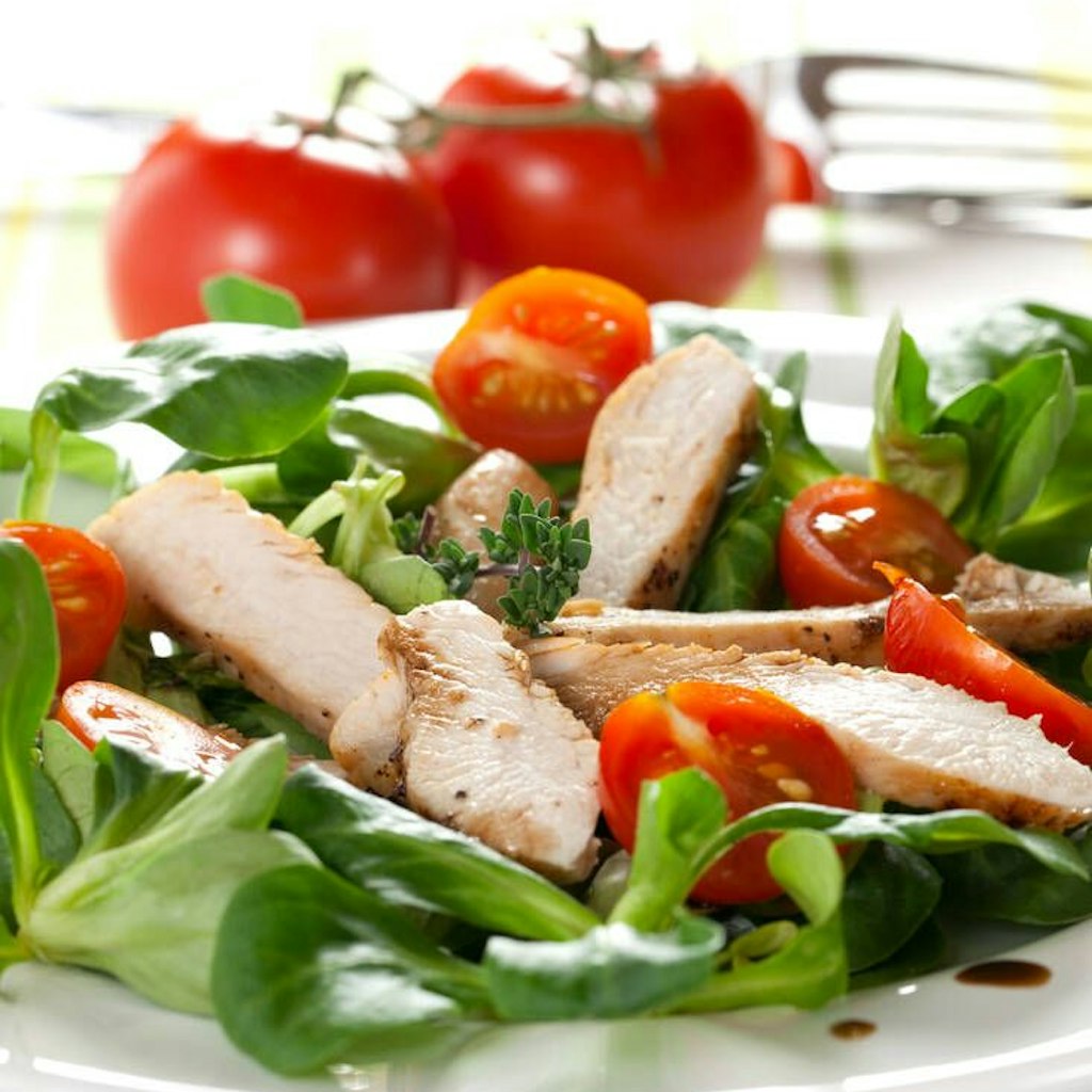 Der Fettverbrenner-Salat mit Putenbrust und Honig-Senf-Dressing ist das perfekte Abendbrot für Low-carb-Fans.