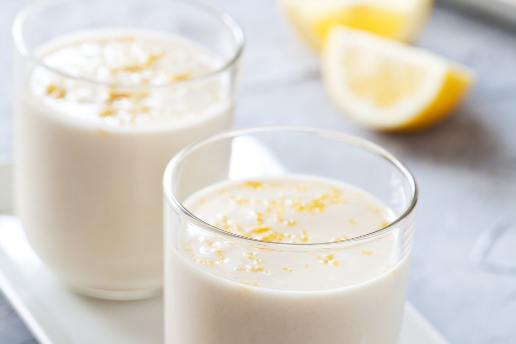 Die Zitronencreme sollten sie auf jeden Fall in Gläsern oder Glasschalen anrichten. Oder nehmen Sie ein langstieliges Weinglas, das wirkt noch feiner auf der Festtafel.