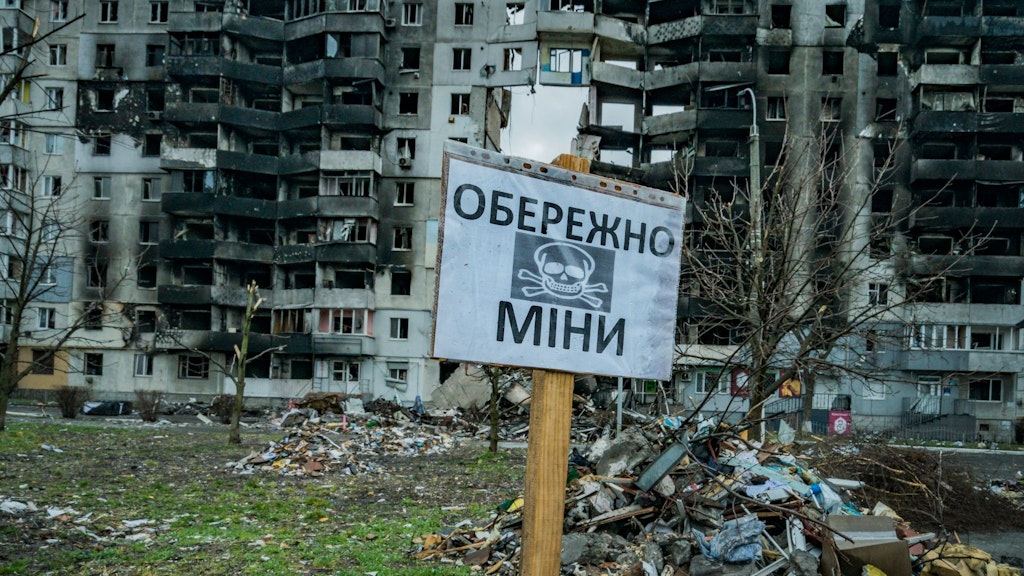 Ein Schild vor einem zerstörten Gebäudein Borodjanka warnt nach Abzug russischer Truppen vor Tretminen.