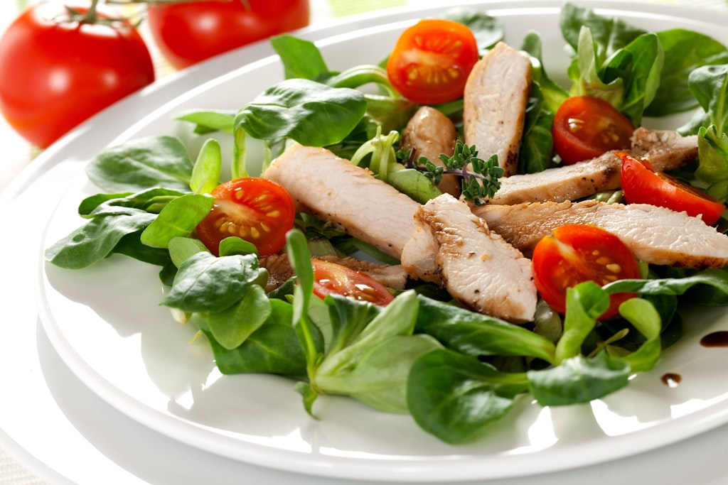 Der Fettverbrenner-Salat mit Putenbrust und Honig-Senf-Dressing ist schnell gemacht und richtig lecker.