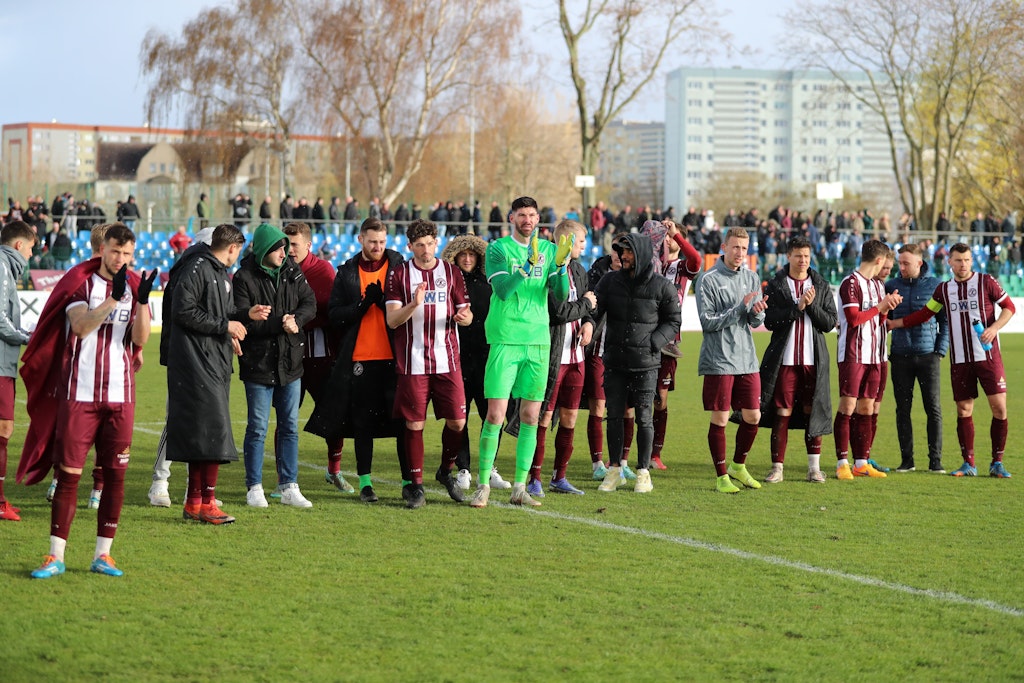 Wurden trotz der 1:2-Niederlage gegen Jena von ihren Fans mit Applaus bedacht – die Kicker des BFC Dynamo.