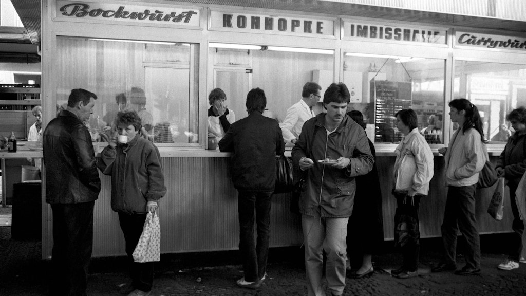 Ab frühmorgens in der Schlange stehen: Kult-Imbiss Konnopke im Jahre 1986.