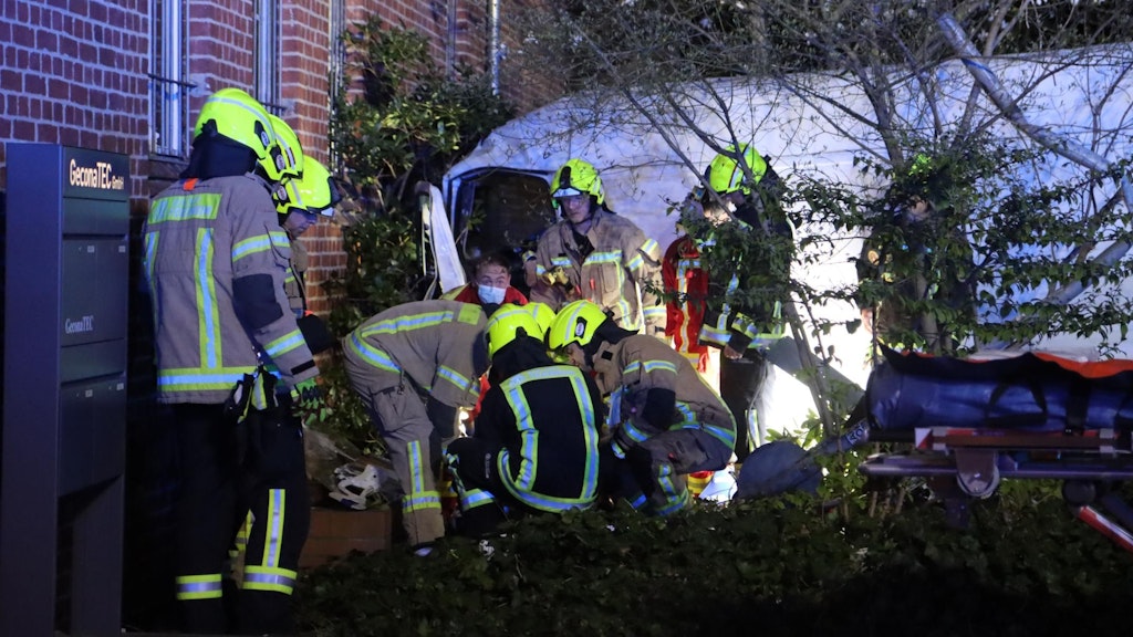 Nach dem Unfall musste der Fahrer am Schloss Köpenick von der Feuerwehr aus seinem Kleintransporter befreit werden.