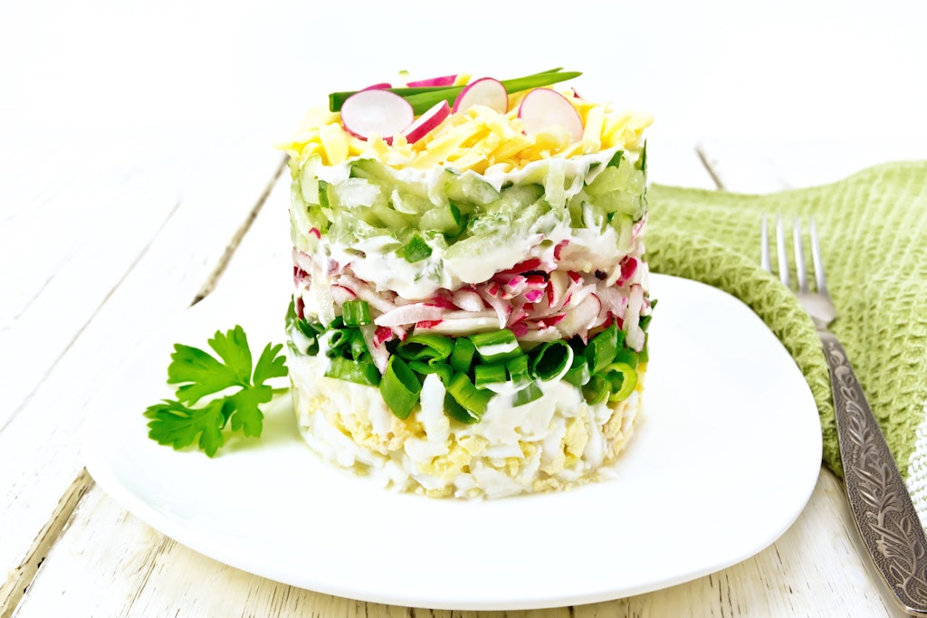 Einen leckeren Schichtsalat kann man prima für das Grillbüfett vorbereiten. Hier kommt das Rezept.