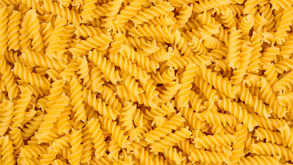 Zum Wurstgulasch gehören Spirelli! Mit den Nudeln wird das Gericht zum echten Genuss.