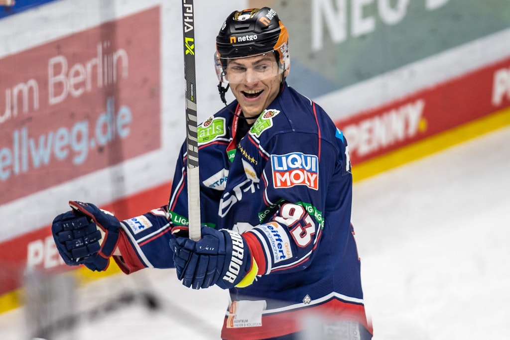 Eisbär Leo Pföderl jubelt nach seinem Treffer zum 2:0.