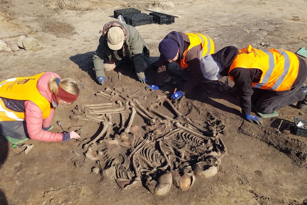 Archäologen haben bei Wustermark im brandenburgischen Landkreis Havelland eine Jahrtausende alte Grabstätte mit Überresten mehrerer Menschen entdeckt.