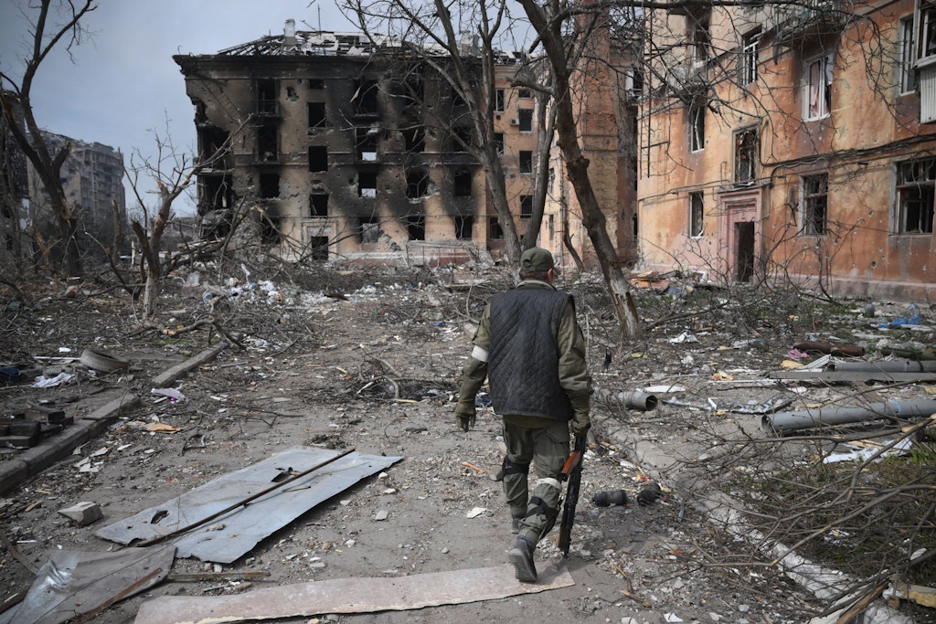 Ein „Befreier“ der ostukrainischen Separatisten im „befreiten“ Mariupol.