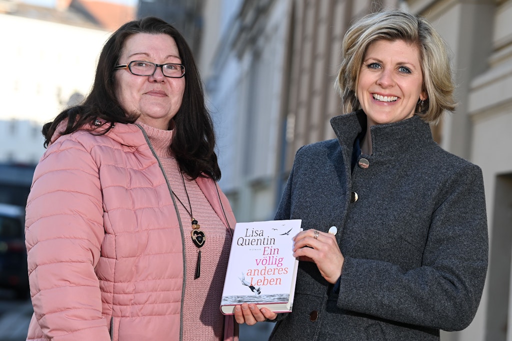 Autorin Lisa Quentin mit Zeitzeugin Katrin Behr.