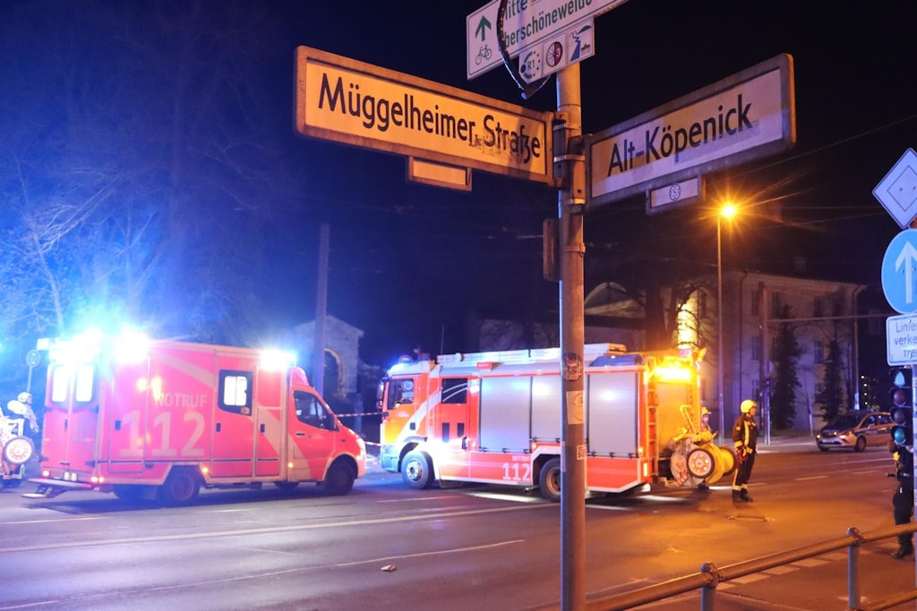 An der Ecke Müggelheimer Straße/Alt Köpenick kam es direkt am Schloss Köpenick in der Nacht zu Dienstag zu einem schweren Unfall.