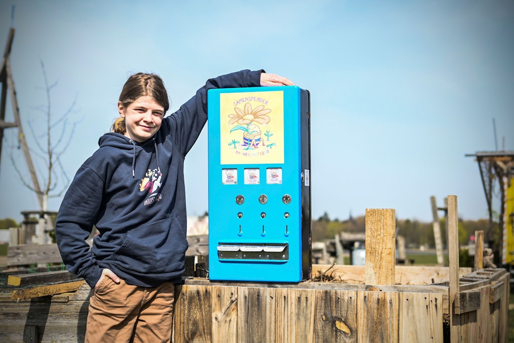 Jonte (14) baut einen Saatgutautomaten auf.