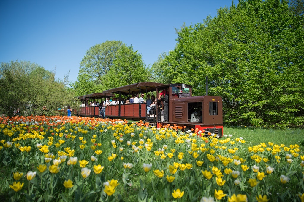Mit der Parkeisenbahn durch den Britzer Garten - ist das nicht eine gute Idee für einen Ausflug an den Ostertagen?