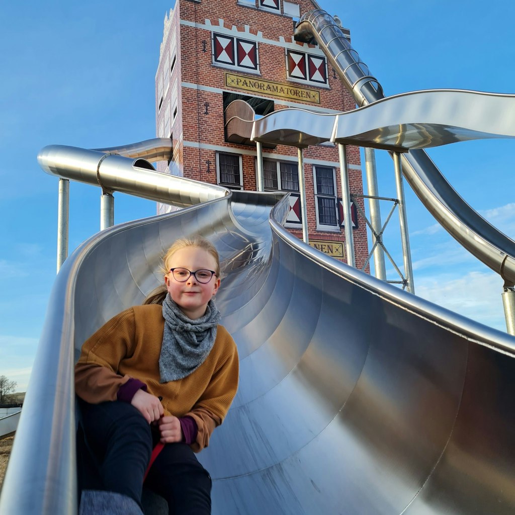 Der 21 Meter hohe Rutschenturm mit sechs verschiedenen Rutschen ist eines der Highlights im Holland-Park.