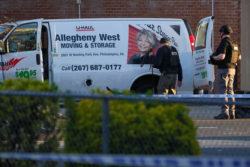 Die Polizei durchsucht einen Lieferwagen, den der Schütze gefahren haben soll.