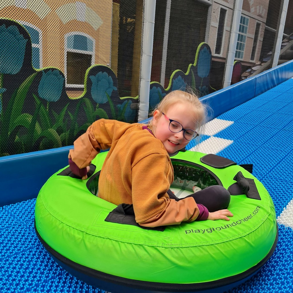 Die Reifenrutsche im Indoor-Spielplatz des Holland-Parks sorgt für einen Riesengaudi.