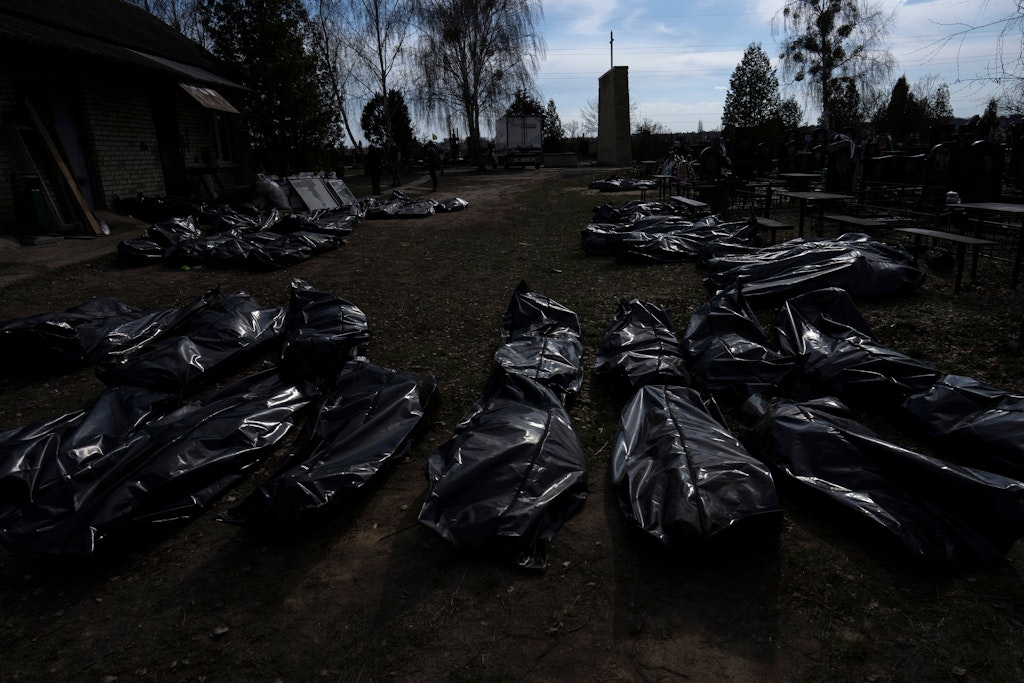 Säcke mit Leichen von getöteten Zivilisten aus Butscha werden auf einem Friedhof aufgebahrt.