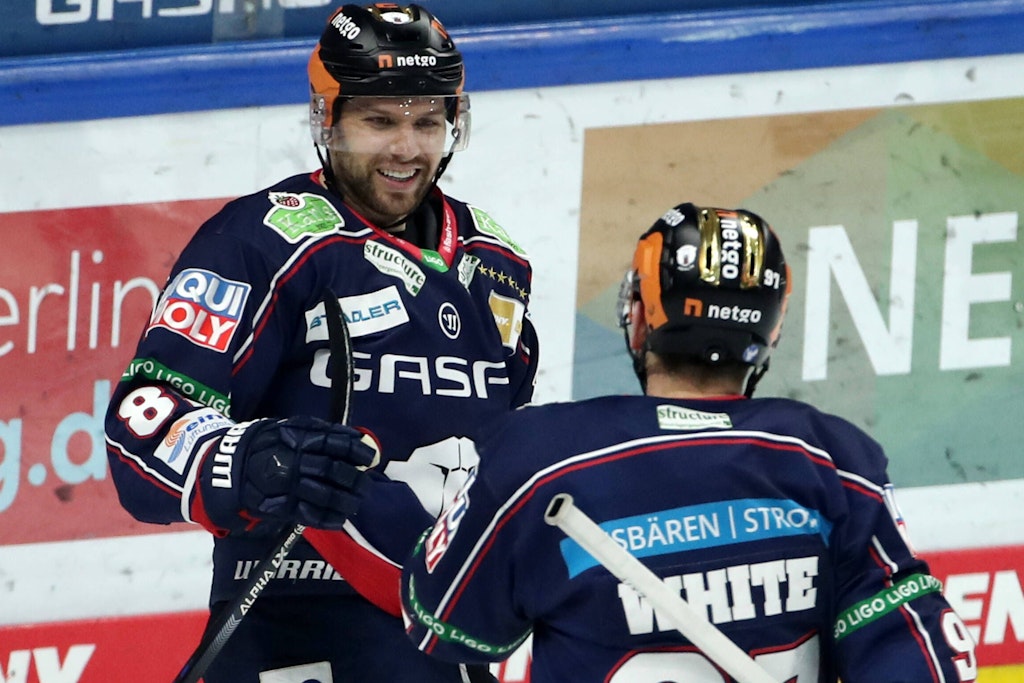 Der Eisbär des Abends: Doppelpacker Zack Boychuk (l.) freut sich mit Matt White über sein 2:0.