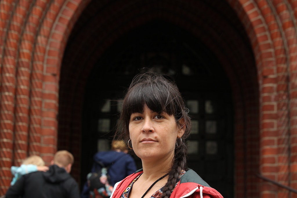 Gabrielle Lebreton sonnte sich oben ohne und sorgte für einen Polizeieinsatz. Jetzt klagt die Berlinerin vor Gericht.